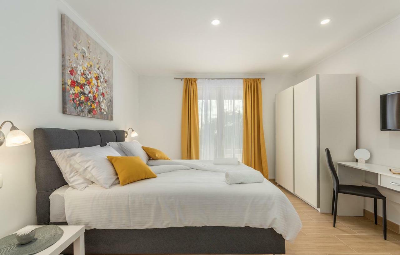 Apartment Kata With Private Pool Radetići 外观 照片